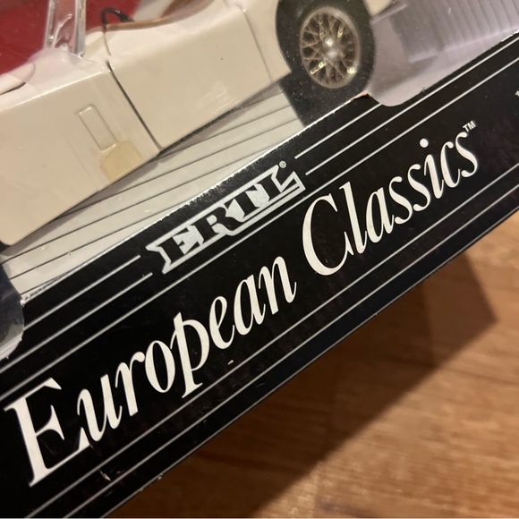 1/18 Ertl European Classics White 1948 Jaguar XK120 - Picture 8 of 13